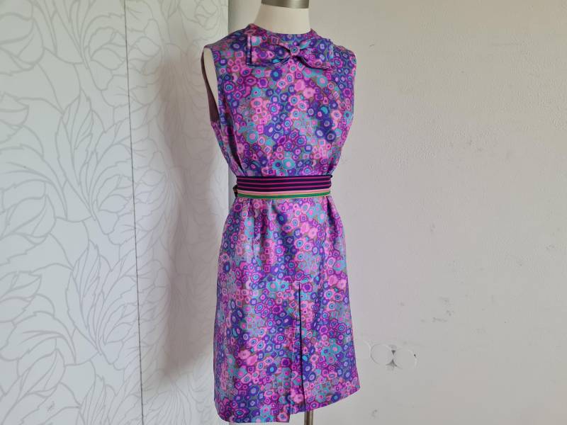 Vintagekleid 60Er Seide Lila Geblümt Etuikleid von uniqueMG