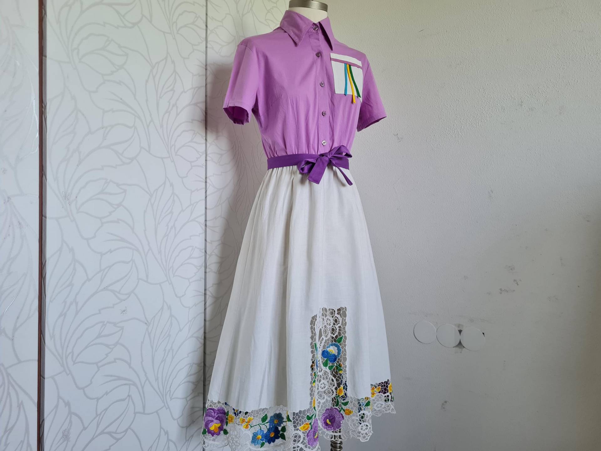 Vintagekleid Upcycling 80Er Stil Bestickt Lila/Weiß Baumwolle Vintagekleid Upcycling 80Er Stil Bestickt Lila/Weiß Baumwolle von uniqueMG