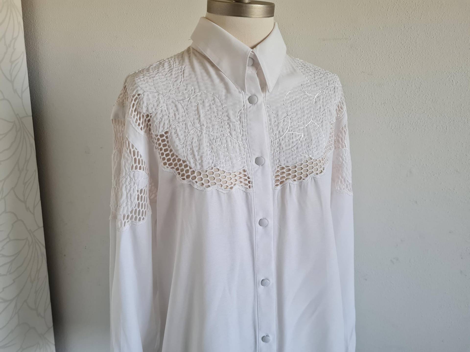 Weiße Vintagebluse Gr.40-42 Bestickt Klassisch Weiße Vintagebluse Gr.40-42 Bestickt Klassisch von uniqueMG