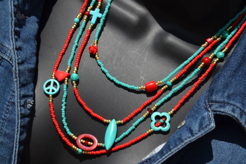 Einzigartige, Boho Vier-Strang-Halskette in Gold, Türkis Und Rot, Mixed Media, Multi Strand-Halskette von uniquebeadingbyme