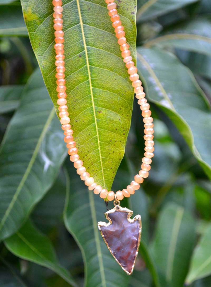 Kurze, Zierliche Achatperlen-Halskette Mit 24Kt Jaspis-Pfeilspitze von uniquebeadingbyme