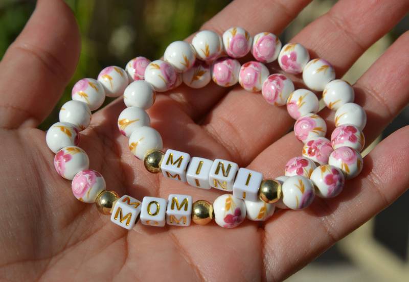 Mama Und Mini-Set Mit 2 Perlenarmbändern, Blumenperlen, Buchstabenperlen, Muttertag, Mutter Tochter von uniquebeadingbyme