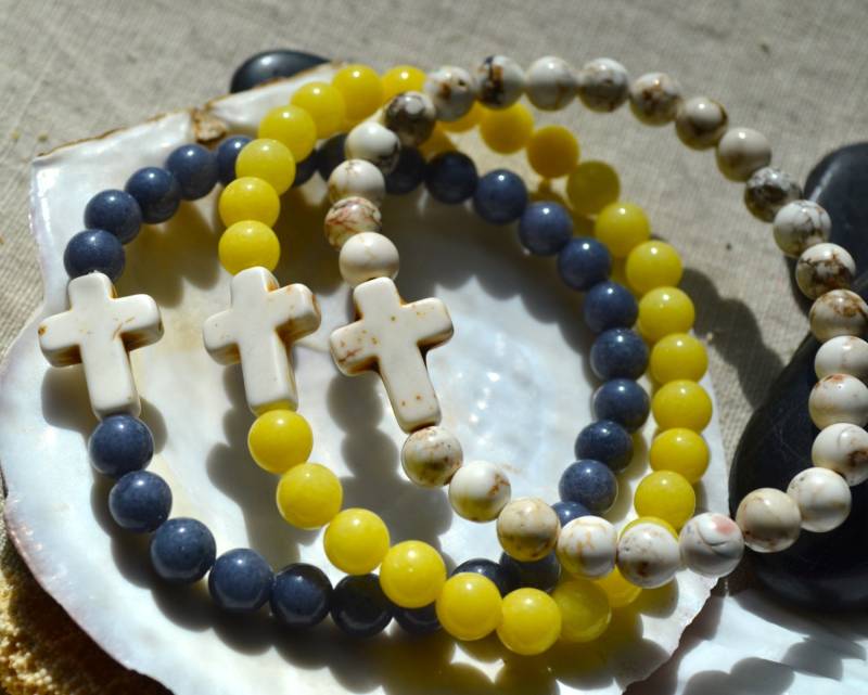 Sale ~ 3Er Set Perlen Stretch Armbänder in Grau, Weiß Und Gelb Mit Weißen Kreuzen Sale ~ 3Er Set Perlen Stretch Armbänder in Grau, Weiß Und Gelb Mit Weißen Kreuzen von uniquebeadingbyme