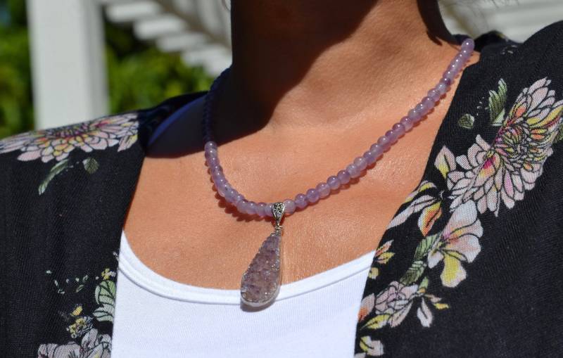 Schöne Amethyst Perlenkette Mit Größerem Druzy Anhänger von uniquebeadingbyme