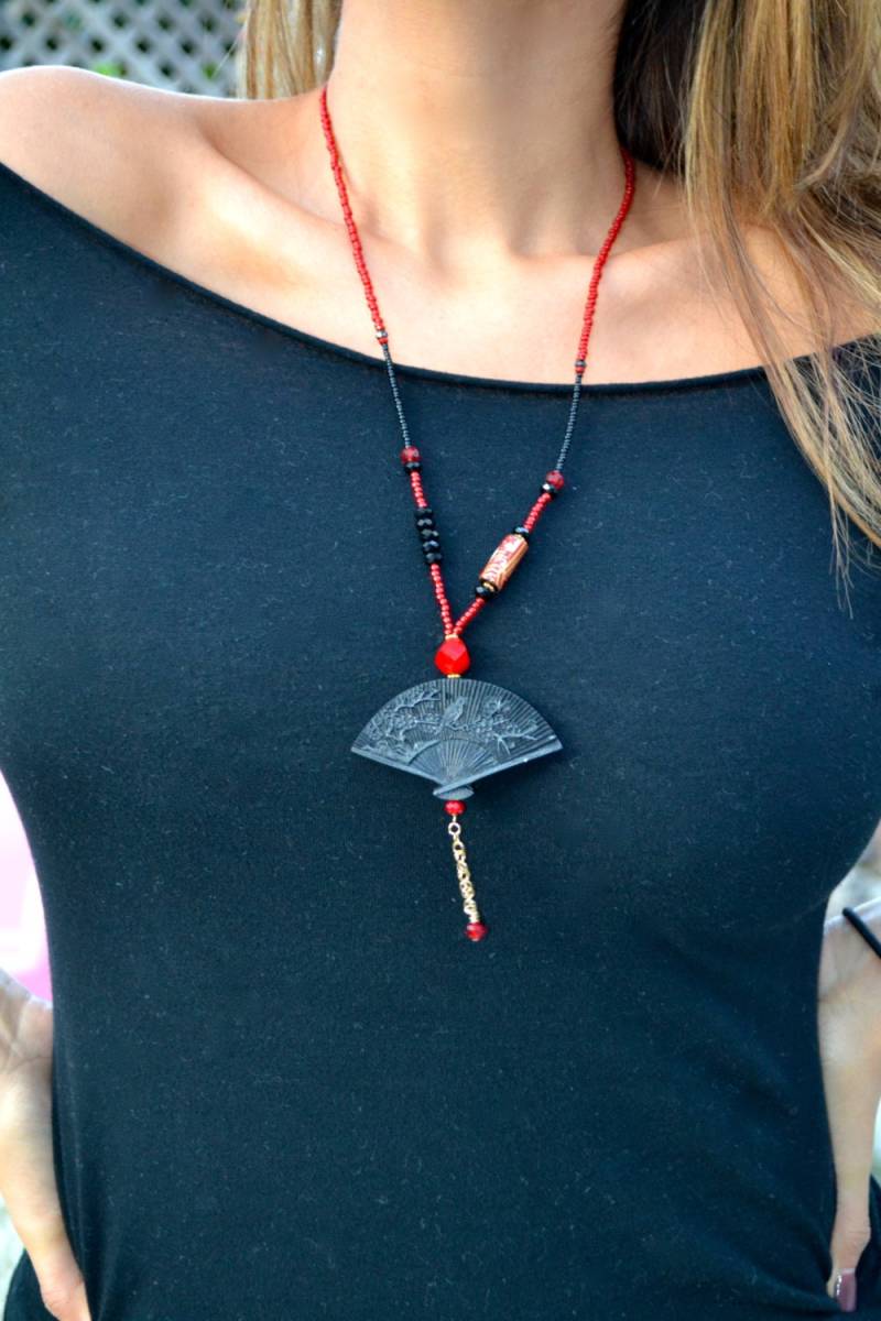 Schwarz Asiatisch Fächer Anhänger Mit Schwarzen Und Roten Perlen von uniquebeadingbyme