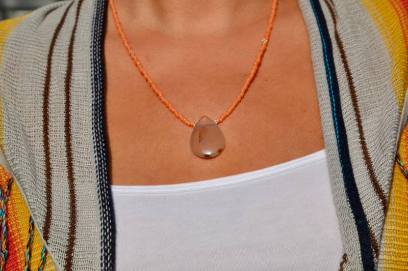 Zierliche Agate Teardrop Anhänger Halskette in Tangerine von uniquebeadingbyme