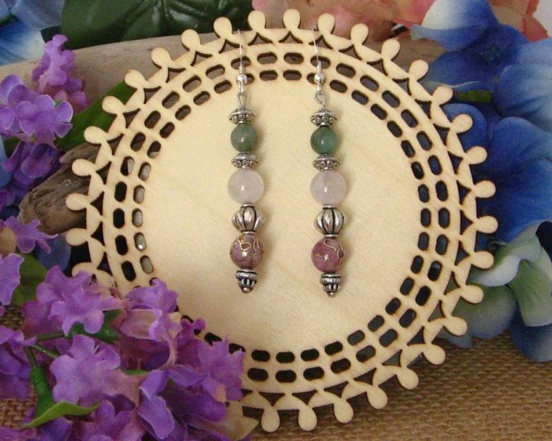 Rosa Cloisonné Hängeohrringe Grüner Achat & Milchquarz, Sterling Silber Rosa Cloisonné Hängeohrringe Grüner Achat & Milchquarz, Sterling Silber von uniquebysuzy