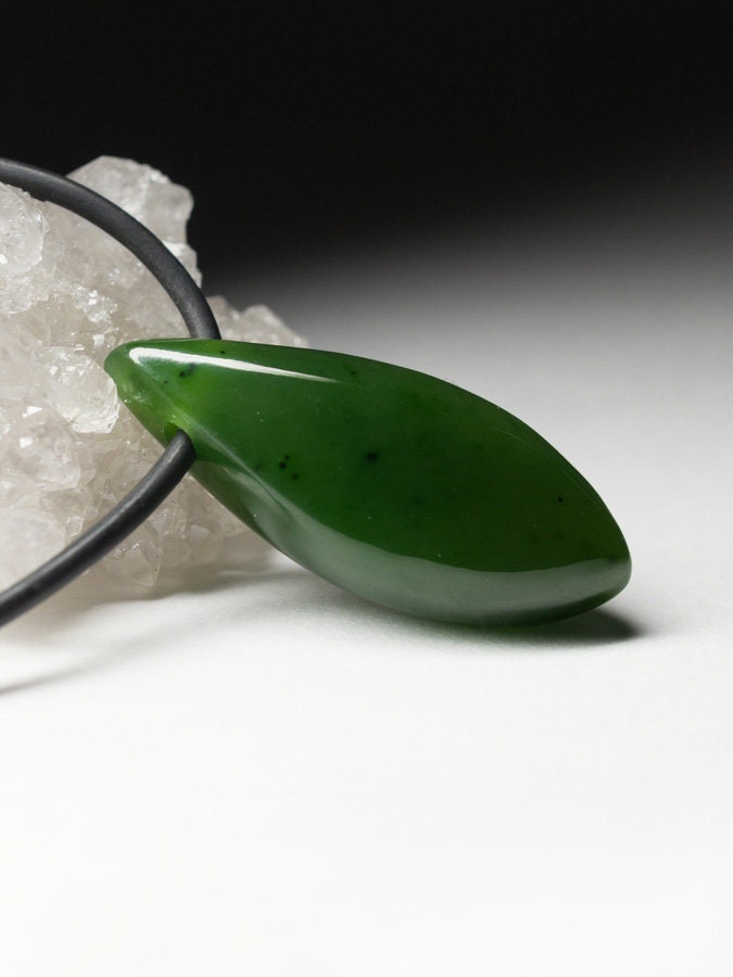 Apfel Jade Anhänger Auf Gummi Tiefgrüne Farbe Tropfenform Nephrit Natürlicher Edelstein Heilkraft Unisex Schmuck Virgo Birthstone von uniquecrystaljewels