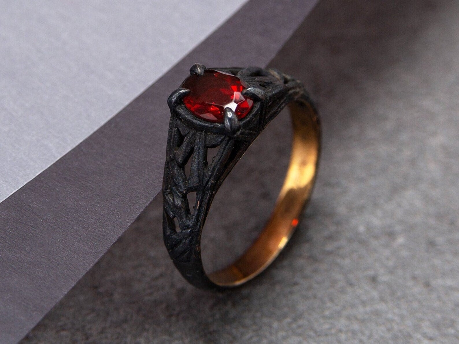 Feueropal Edelstein Ring Roter Opal Amaryllis Farben Phoenix Gothic Style Alternative Verlobung Hochzeit von uniquecrystaljewels