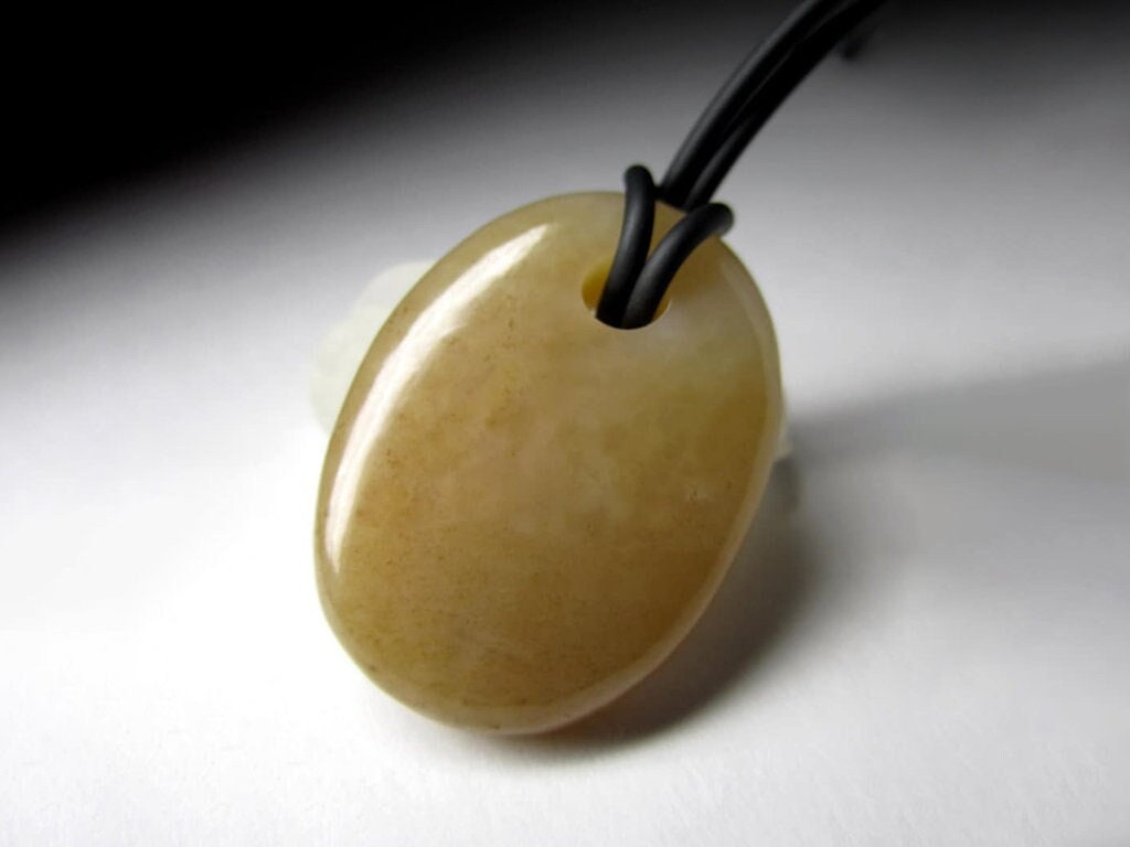 Honig-Jade-Anhänger Auf Gummi, Undurchsichtige Ovale Form, Nephrit-Cabochon, Natürlicher Edelstein, Heilkraft, Minimalismus, Unisex-Schmuck von uniquecrystaljewels