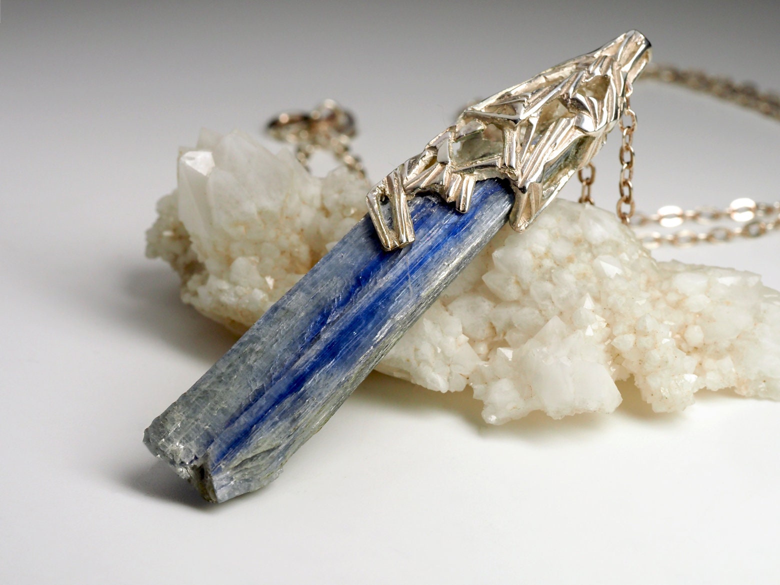 Kyanit Kristall Anhänger Silber, Roh Blau Halskette, Cadeaux Homme, Kette, Geschenk Mann Kyanit Kristall Anhänger Silber, Roh Blau Halskette, Cadeaux Homme, Kette, Geschenk Mann von uniquecrystaljewels