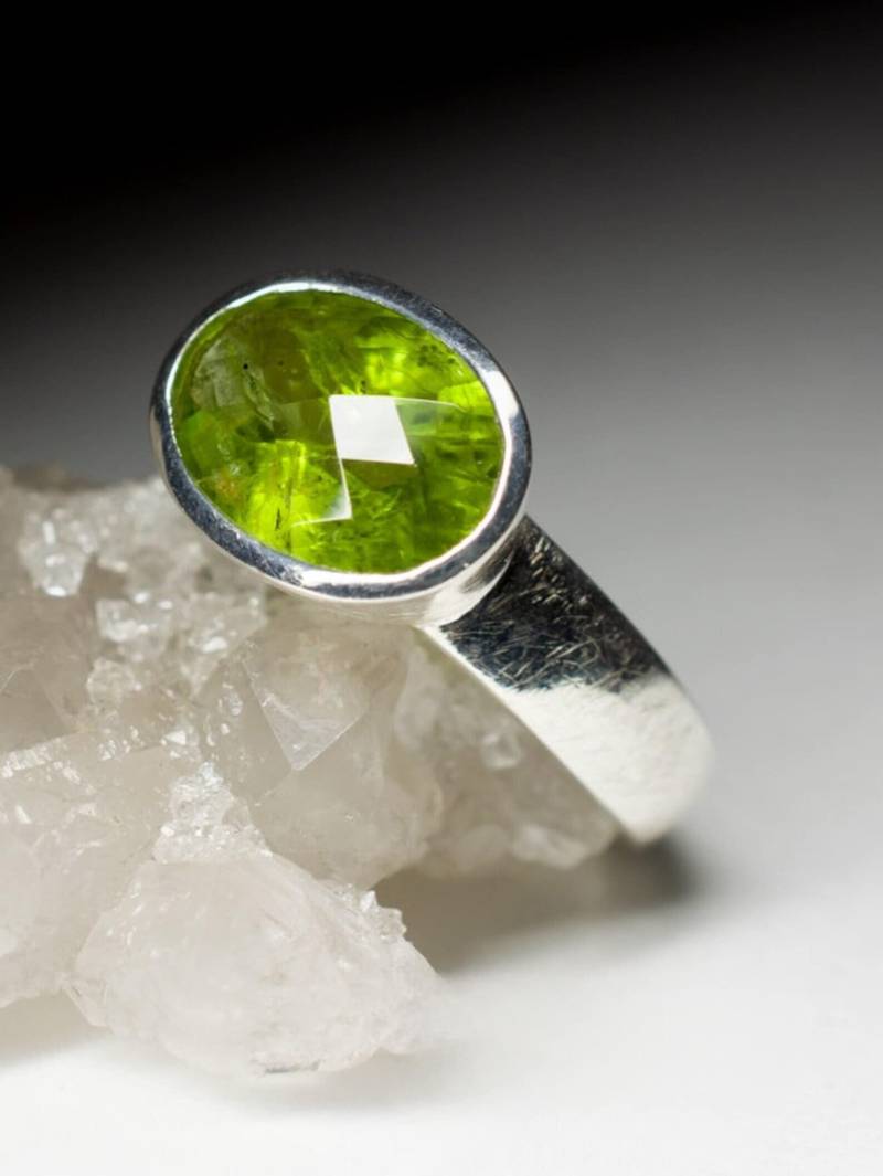 Peridot Ring Silber Natürlicher Grüner Olivin Chrysolith Unisex Fine Jewelry Schmuck August Birthstone Herrenring von uniquecrystaljewels