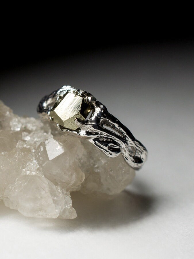 Pyrit Kristall Silber Ring Goldene Farbe Natürliche Mulatto Edelstein Verlobung Unisex Fantasy Form Stil Leo Sign Magie Energie Stein von uniquecrystaljewels