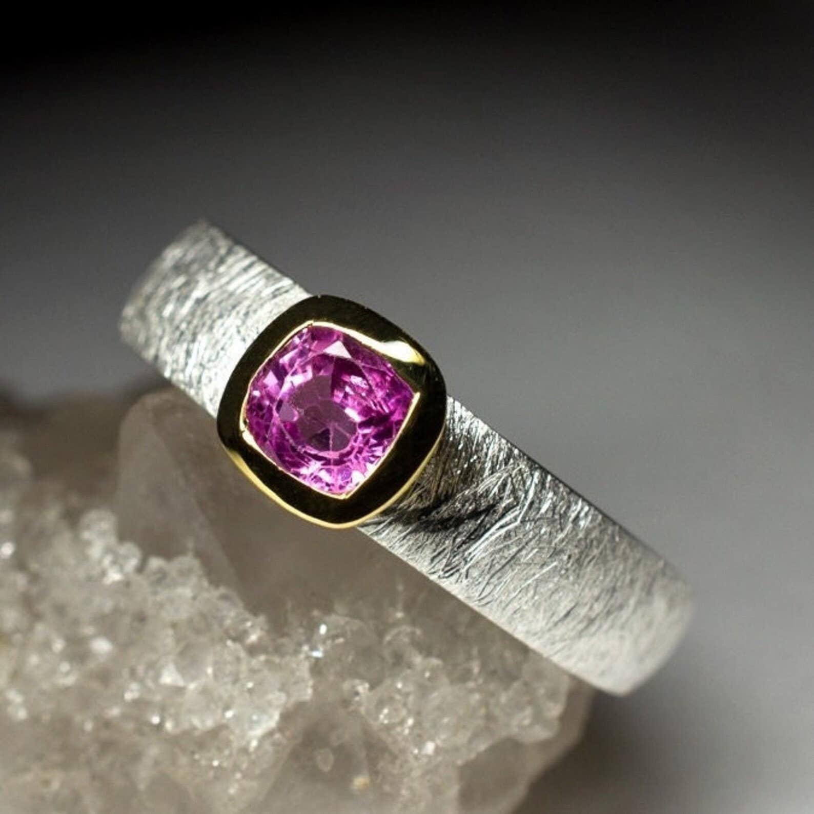 Rosa Saphir Silber Ring Vergoldet Kissenschliff Natürliche Tansania Edelstein Fuchsia Unisex Verlobung Elle Woods Stil Natürlich Blonde von uniquecrystaljewels