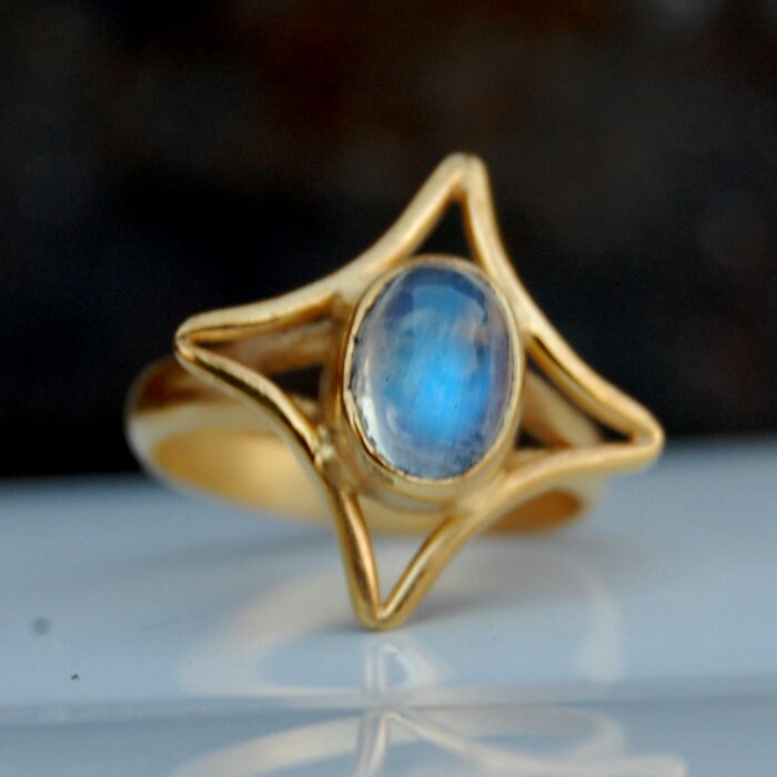 Blauer Regenbogen Mondstein Ring 18K Gold Sterling Silber Statement Ring Blauer Regenbogen Mondstein Ring 18K Gold Sterling Silber Statement Ring von uniquegemsjewels