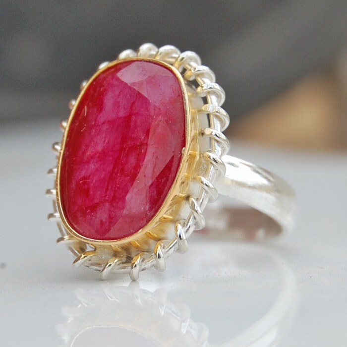 Facettierter Rubin Sterlingsilberring Zweifarbiger, Vergoldeter Statement-Schmuck von uniquegemsjewels