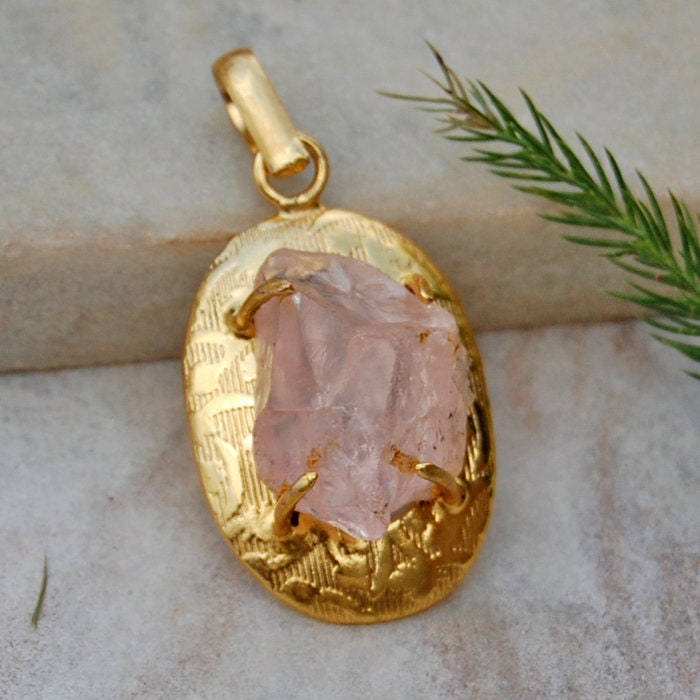 Handgemachter Roher Rosenquarz-Anhänger 925 Sterlingsilber, Gelbgold Vergoldet von uniquegemsjewels