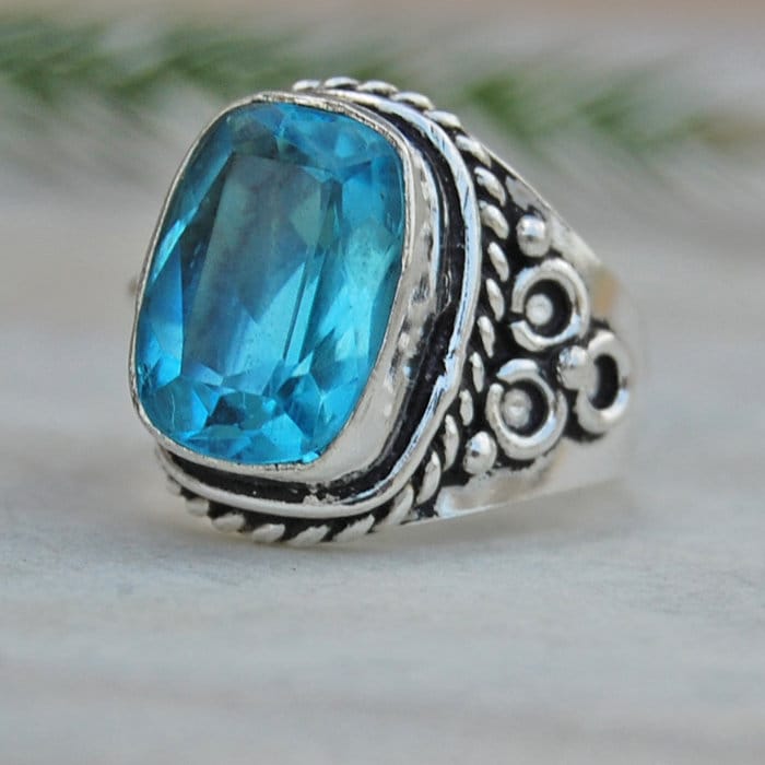 Kissen Blauquarz Ring 925 Sterling Silber, 18K Gold Detail Kissen Blauquarz Ring 925 Sterling Silber, 18K Gold Detail von uniquegemsjewels