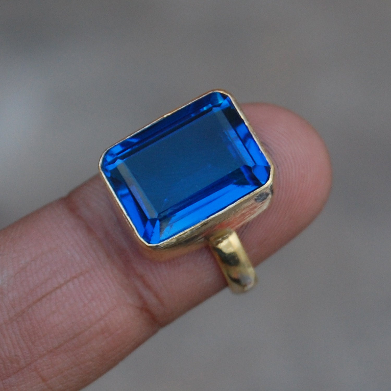 Kissenschliff Iolith Sterling Silber Ring 18K Gold Statement Schmuck von uniquegemsjewels