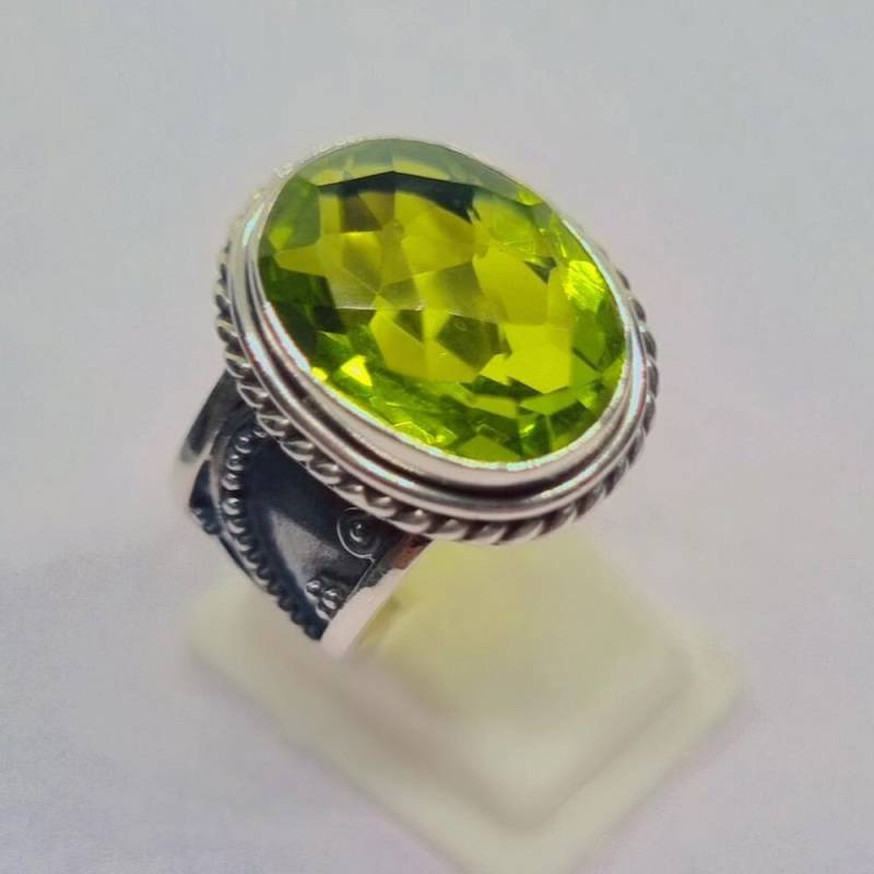 Oval Peridot Ring Facettierter Grüner Edelstein, 925 Sterling Silber, Boho Schmuck von uniquegemsjewels