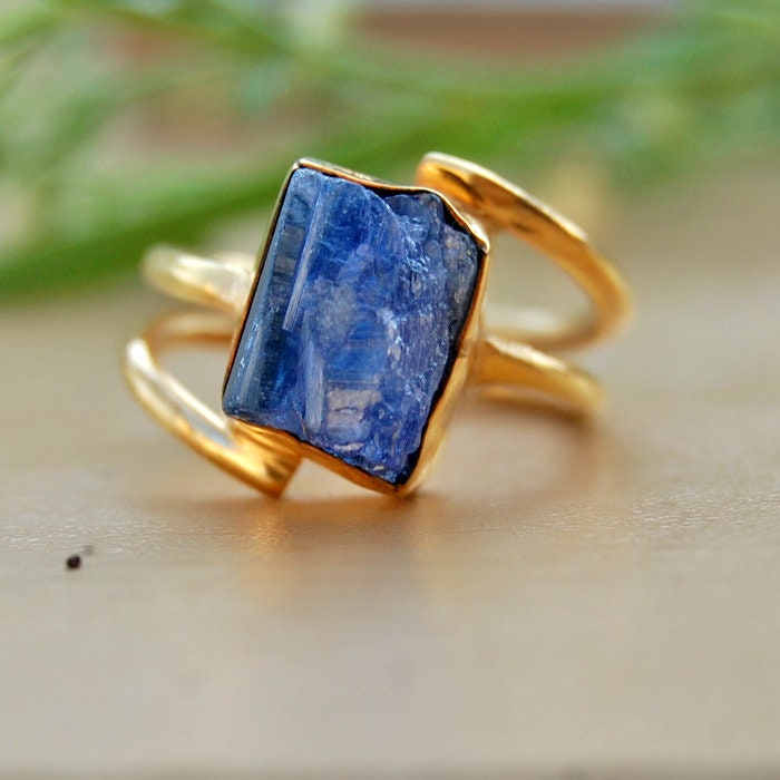 Roher Tansanit Sterling Silber Ring 18K Gold Statement Ring von uniquegemsjewels