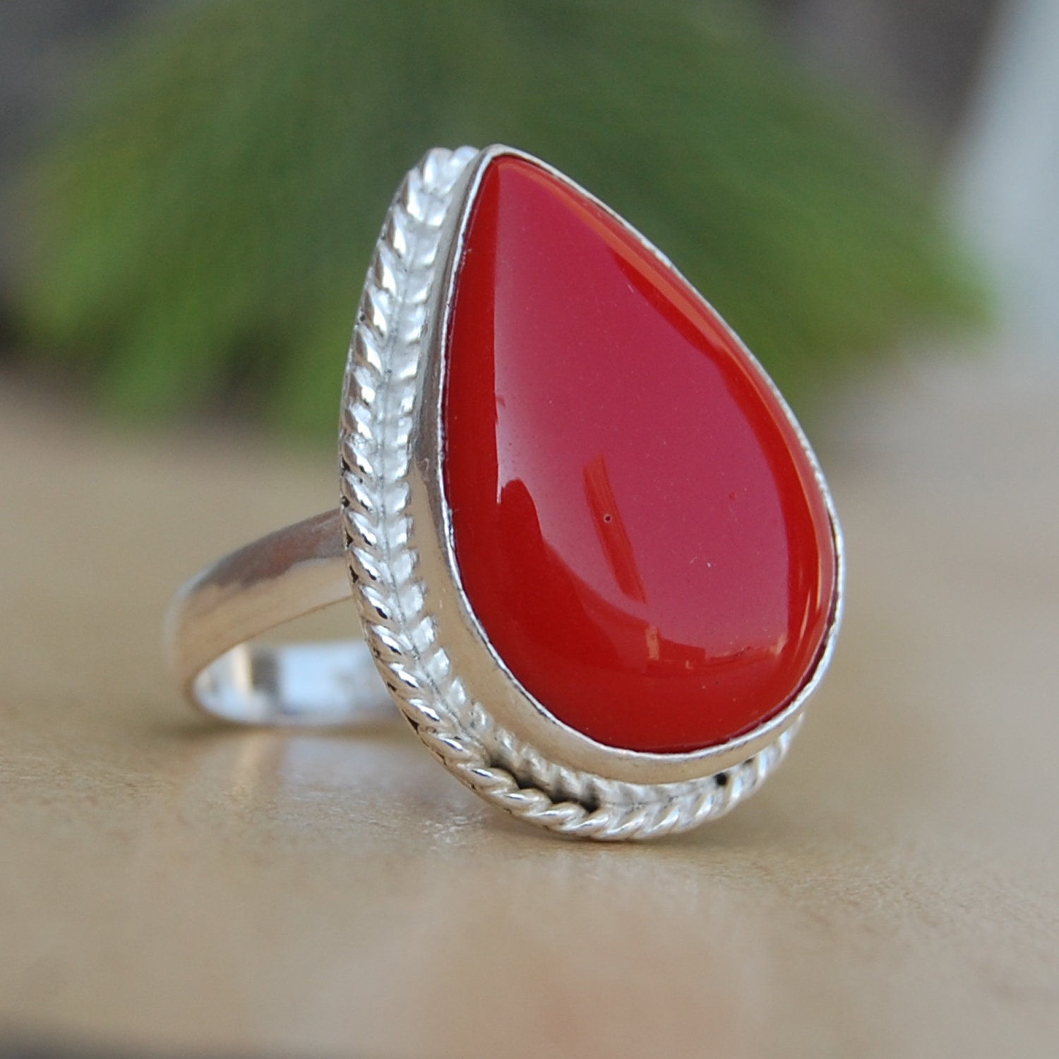 Rote Koralle Ring Sterling Silber, 18K Gold-Finish von uniquegemsjewels