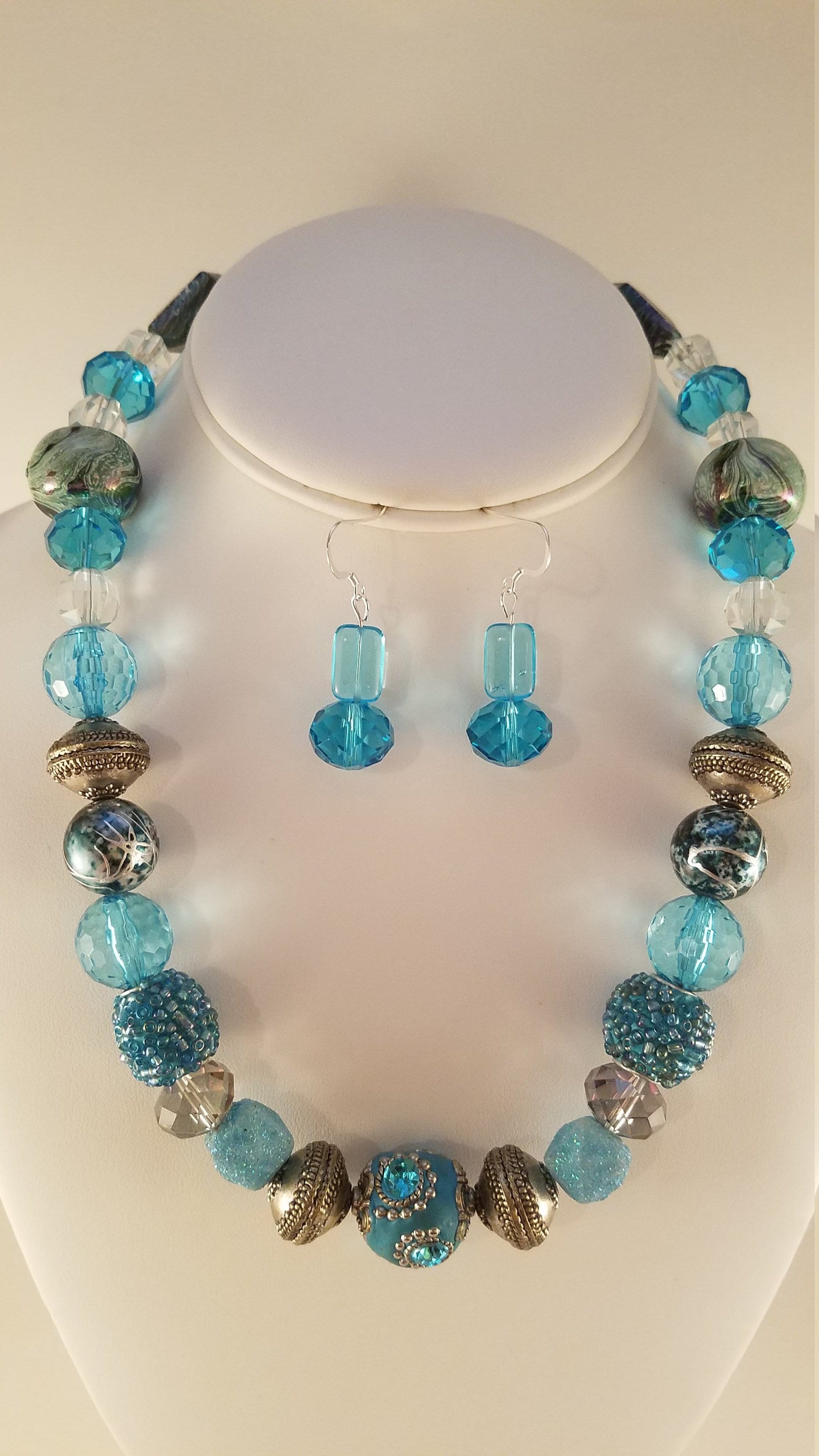 Aqua & Silber Halskette Und Ohrringe Set Aqua & Silber Halskette Und Ohrringe Set von uniquejewelrybypb