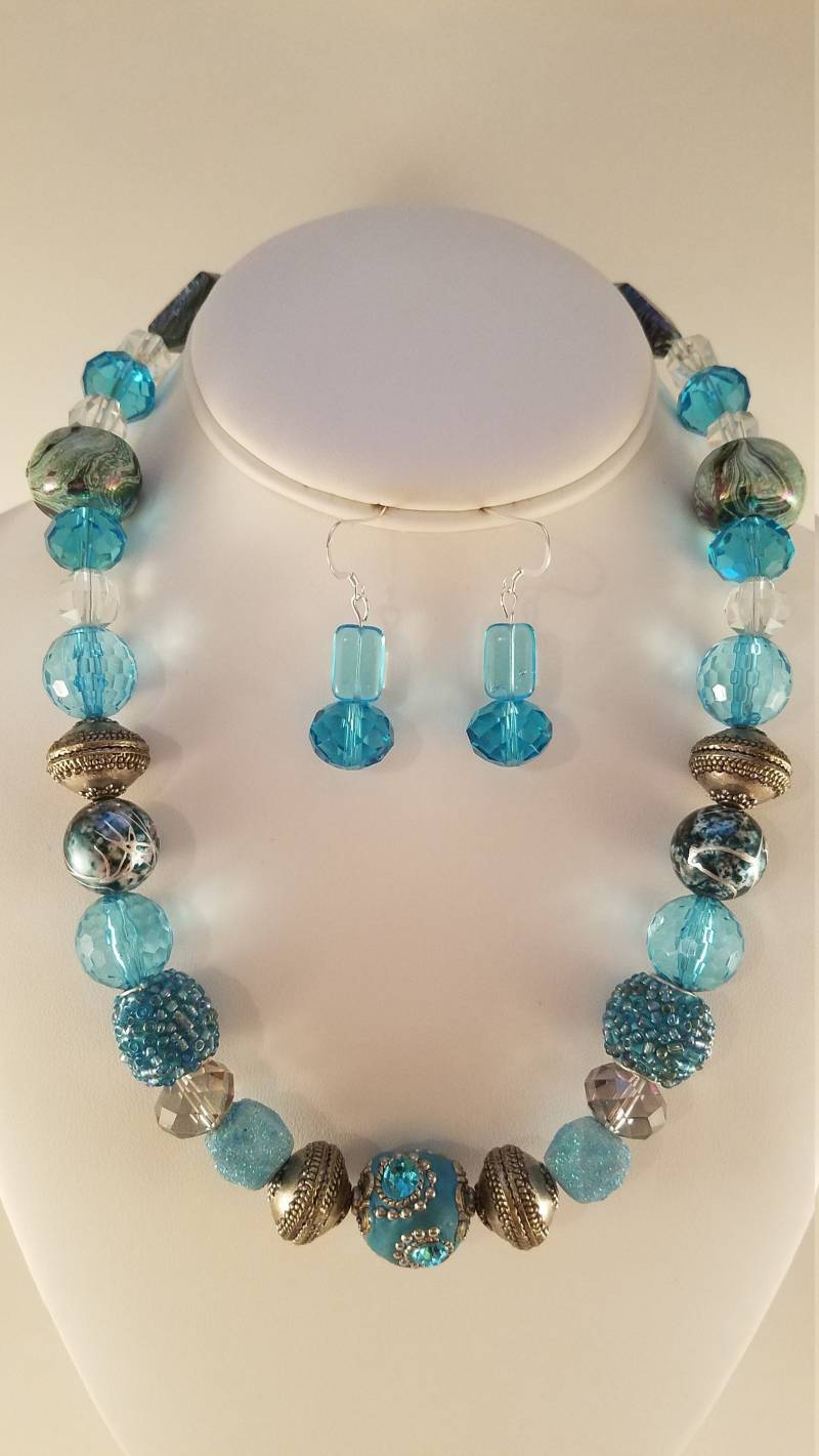 Aqua & Silber Halskette Und Ohrringe Set Aqua & Silber Halskette Und Ohrringe Set von uniquejewelrybypb