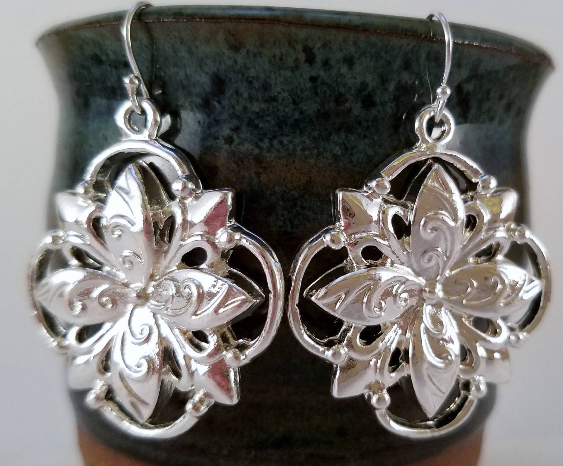 Feine Silberfarbene Medaillon-Ohrringe Feine Silberfarbene Medaillon-Ohrringe von uniquejewelrybypb