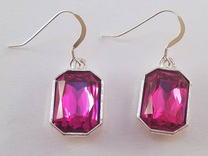 Funkelnde Rote Kristallohrringe Funkelnde Rote Kristallohrringe von uniquejewelrybypb