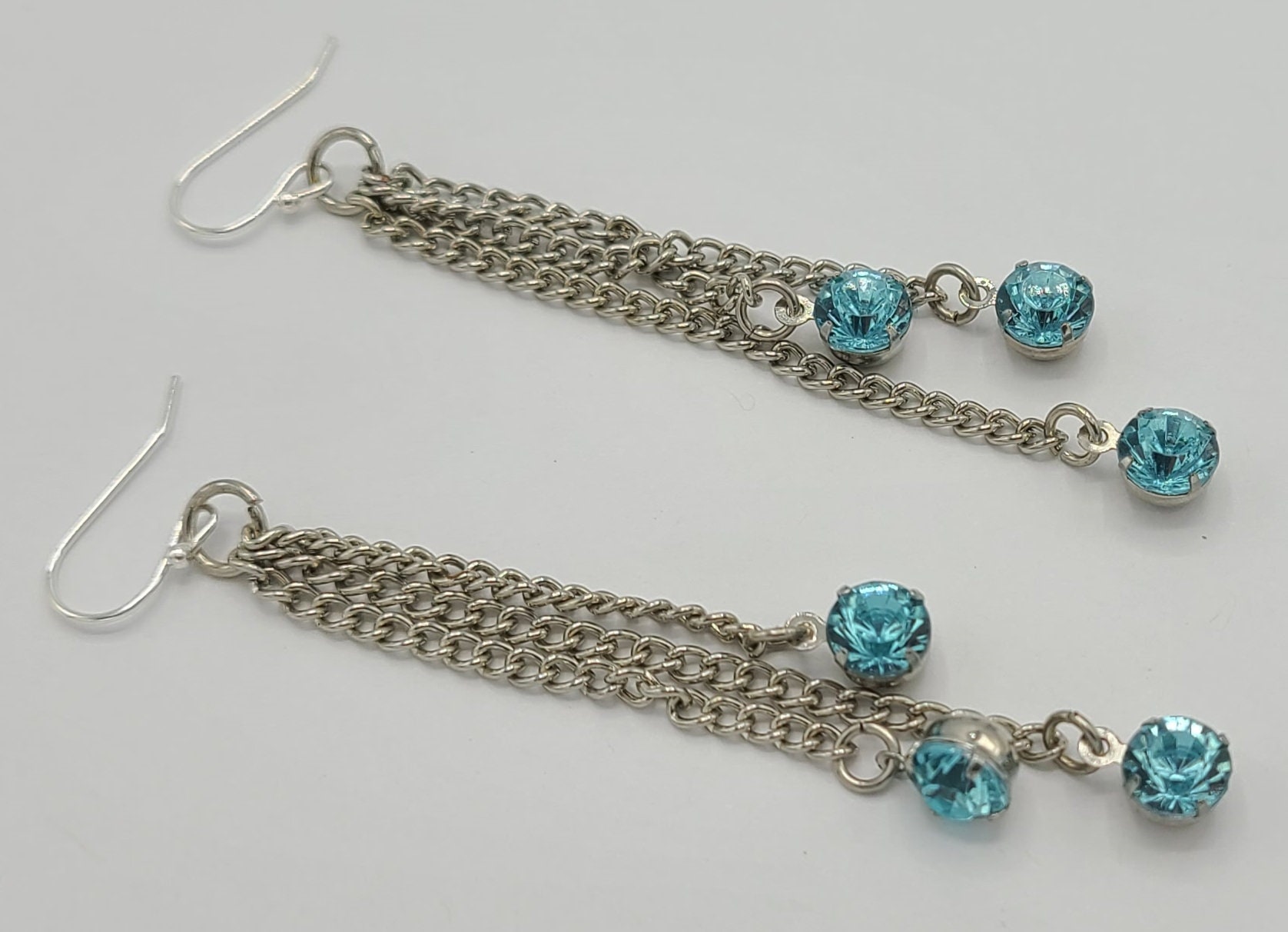 Hellblaue Kettenohrringe Hellblaue Kettenohrringe von uniquejewelrybypb