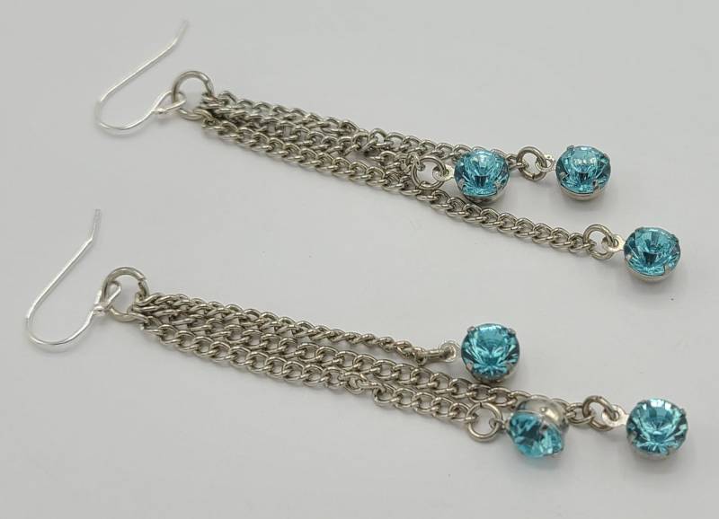 Hellblaue Kettenohrringe Hellblaue Kettenohrringe von uniquejewelrybypb