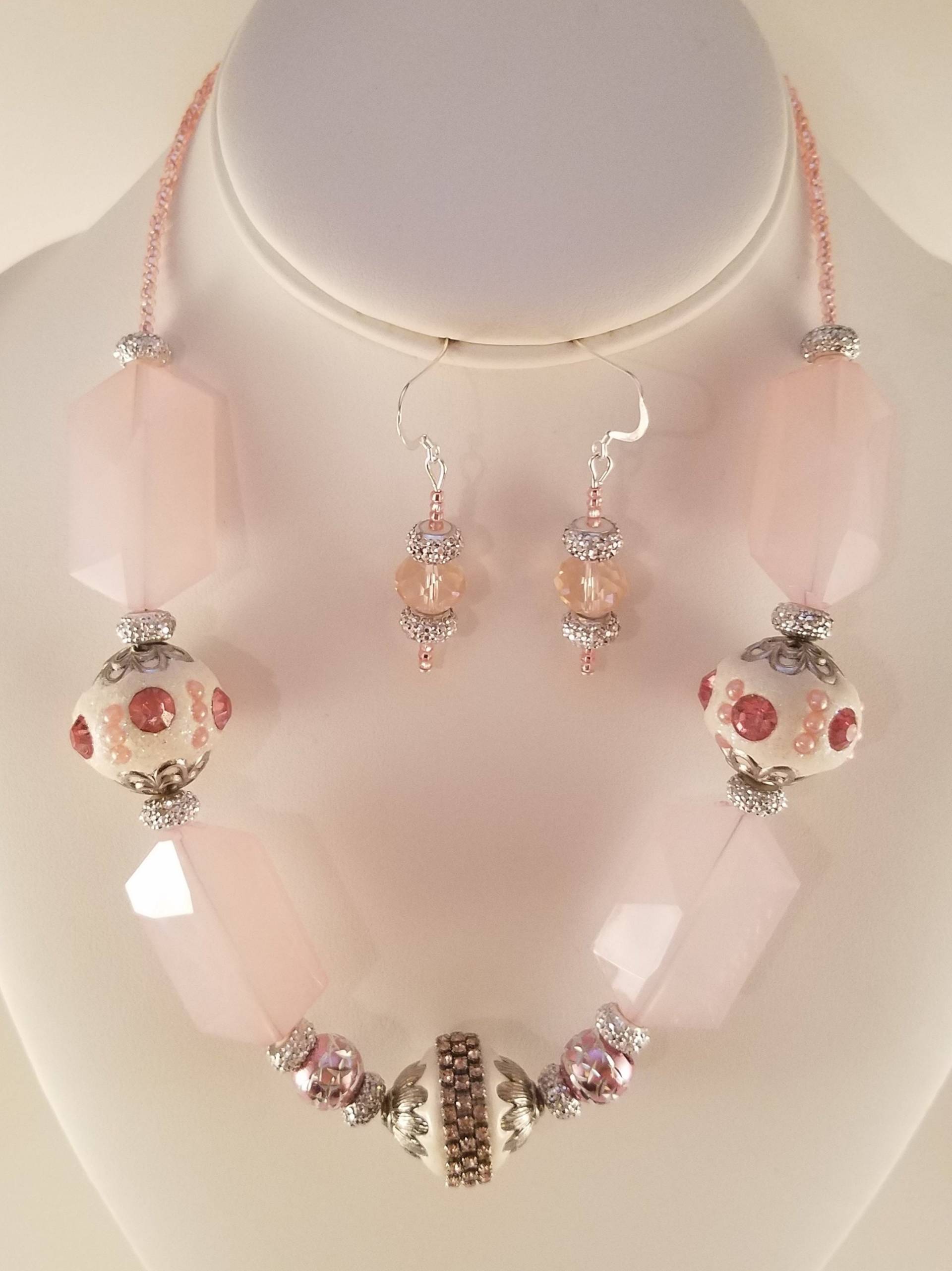 Rosa Statement-Kette Und Ohrring-Set Rosa Statement-Kette Und Ohrring-Set von uniquejewelrybypb