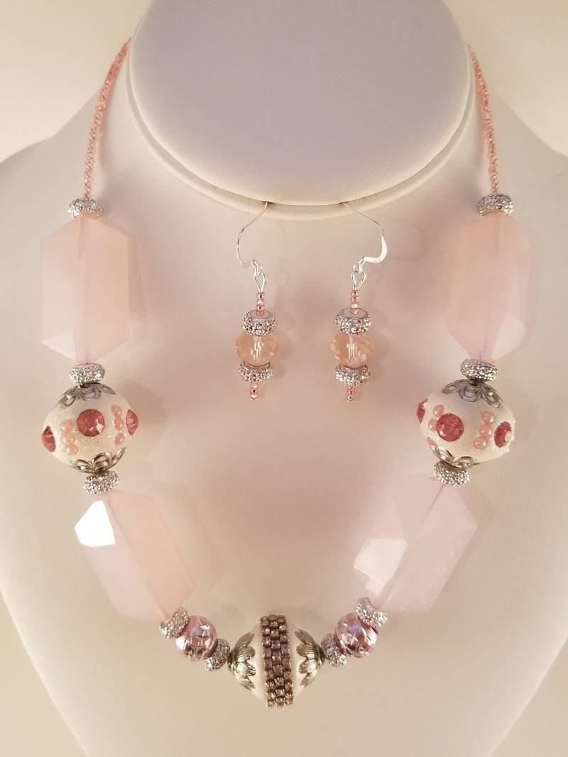 Rosa Statement-Kette Und Ohrring-Set Rosa Statement-Kette Und Ohrring-Set von uniquejewelrybypb