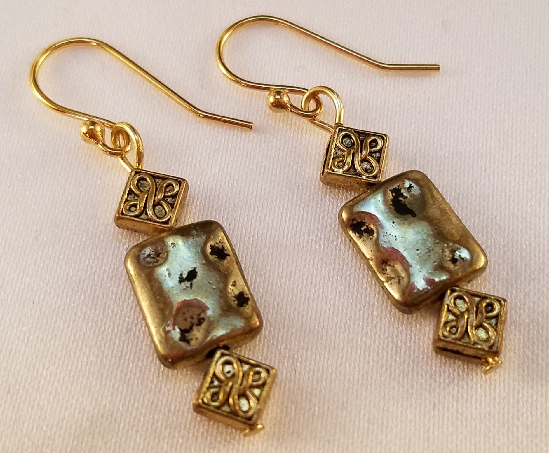 Schlichte Goldfarbene Ohrhänger Schlichte Goldfarbene Ohrhänger von uniquejewelrybypb