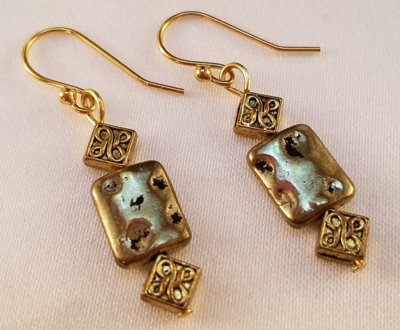 Schlichte Goldfarbene Ohrhänger Schlichte Goldfarbene Ohrhänger von uniquejewelrybypb
