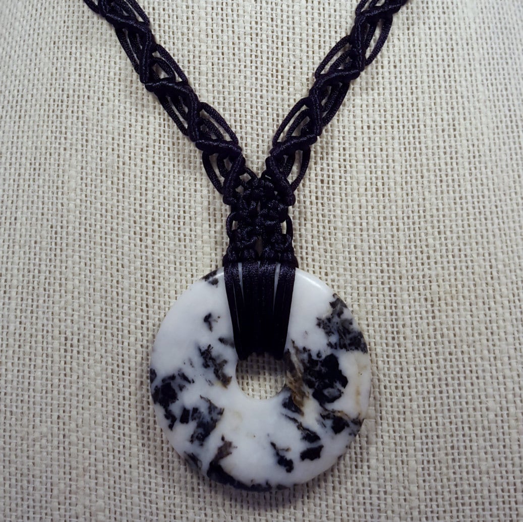 Schwarz-Weiße Makramee-Halskette Schwarz-Weiße Makramee-Halskette von uniquejewelrybypb