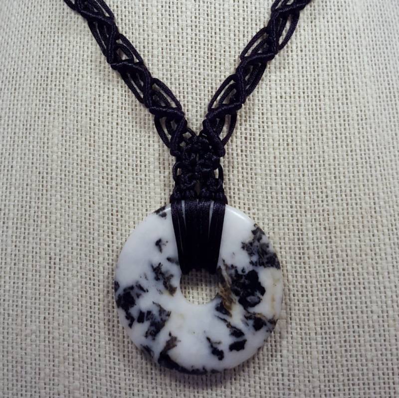 Schwarz-Weiße Makramee-Halskette Schwarz-Weiße Makramee-Halskette von uniquejewelrybypb