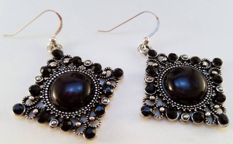 Schwarze Medaillon Ohrringe von uniquejewelrybypb