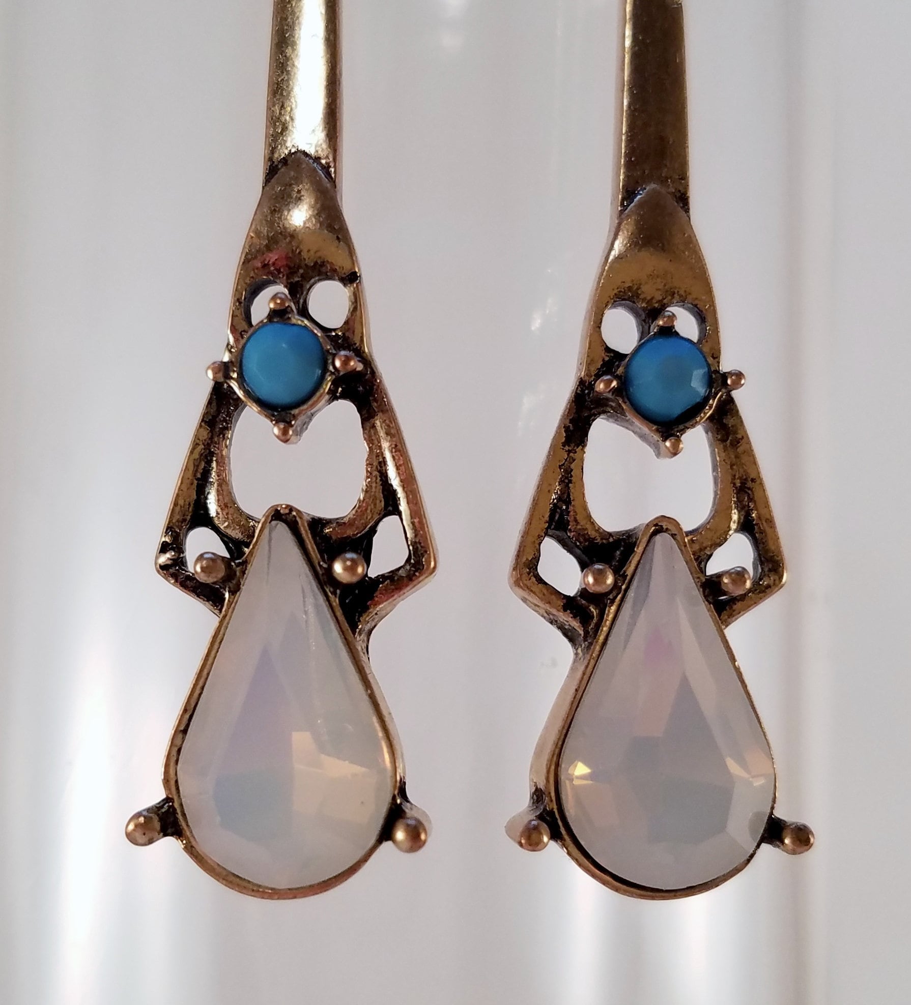 Tropfenförmige Ohrringe in Weiß, Hellblau & Gold Tropfenförmige Ohrringe in Weiß, Hellblau & Gold von uniquejewelrybypb