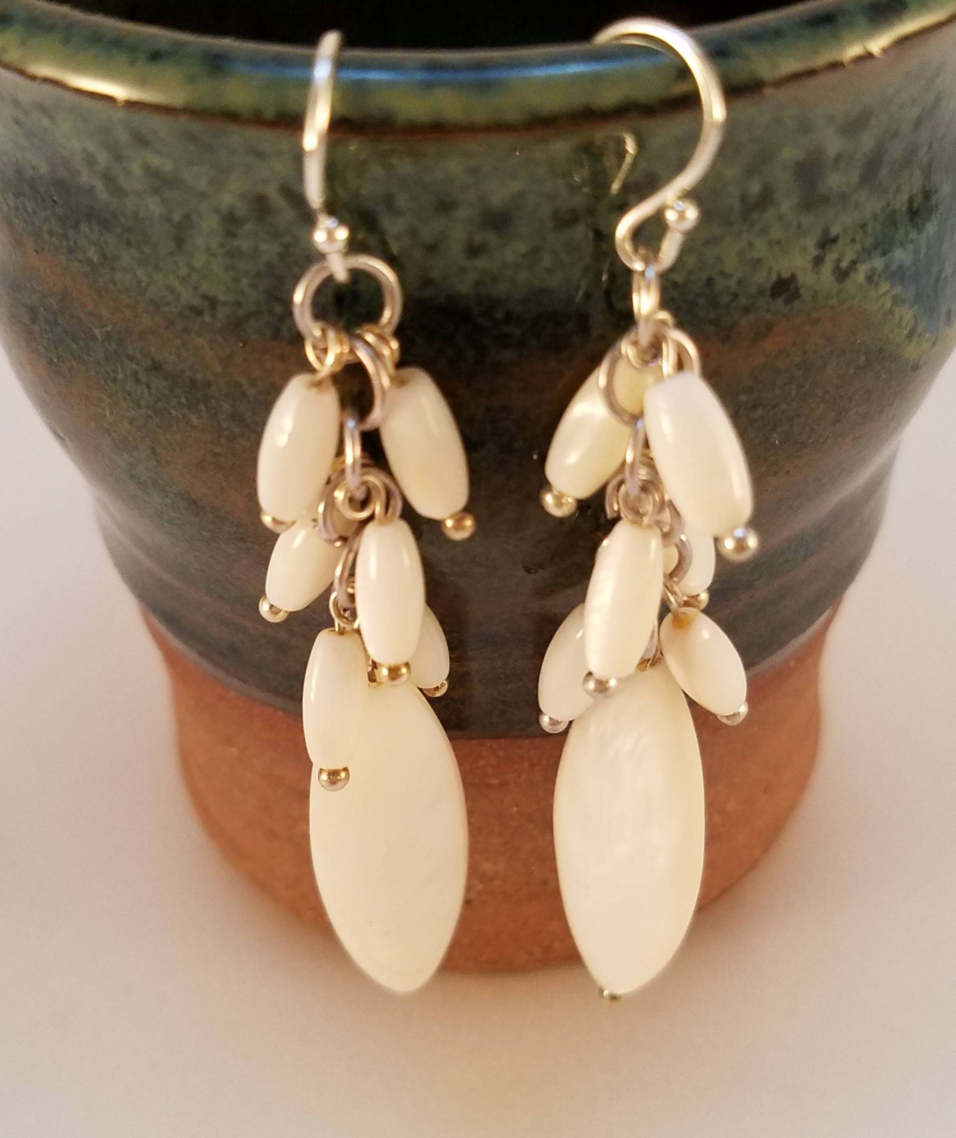 Tropfenförmige Ohrringe in Weiß Und Silber Tropfenförmige Ohrringe in Weiß Und Silber von uniquejewelrybypb