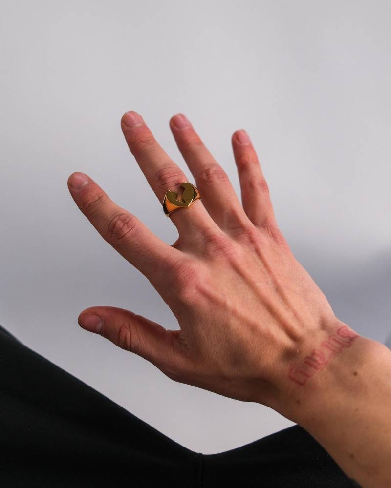 18K Gold Gebrochenes Herz Siegel Ring in - Streetwear Broken Heart Signet Heartbreak For Men & Woman By Unshinebar von unshinebar