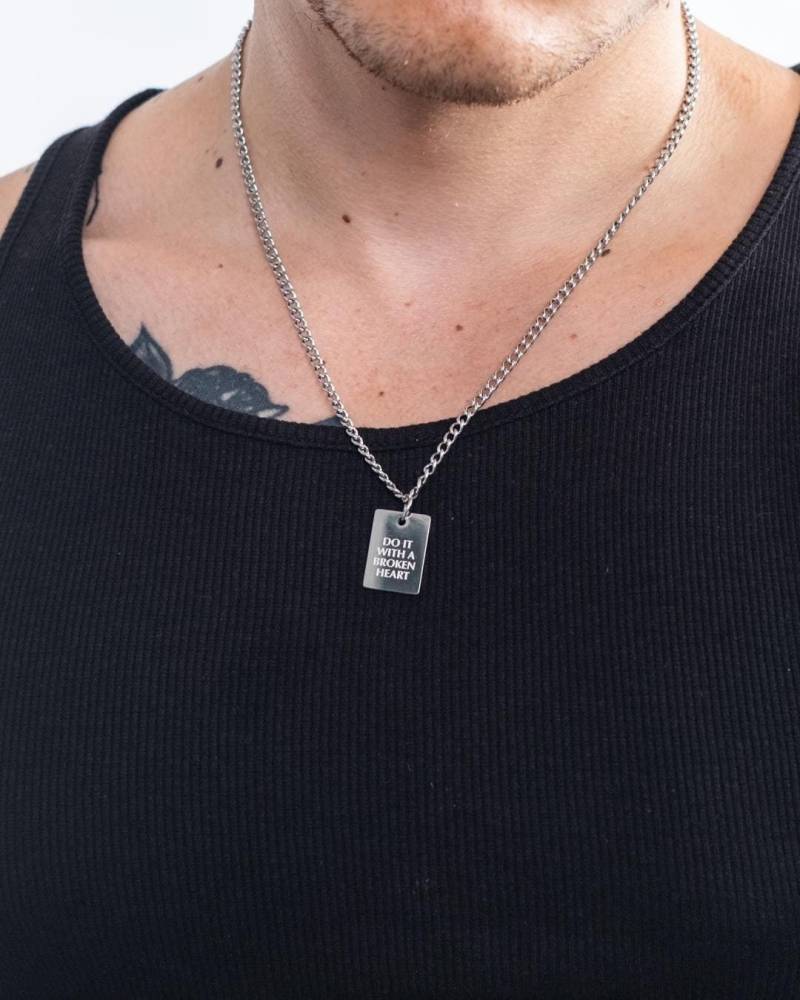 Do It With A Broken Heart Statement Halskette Mit Anhänger Aus Edelstahl Und 18K Gold - Song Quote Necklace For Men & Women By Unshinebar von unshinebar