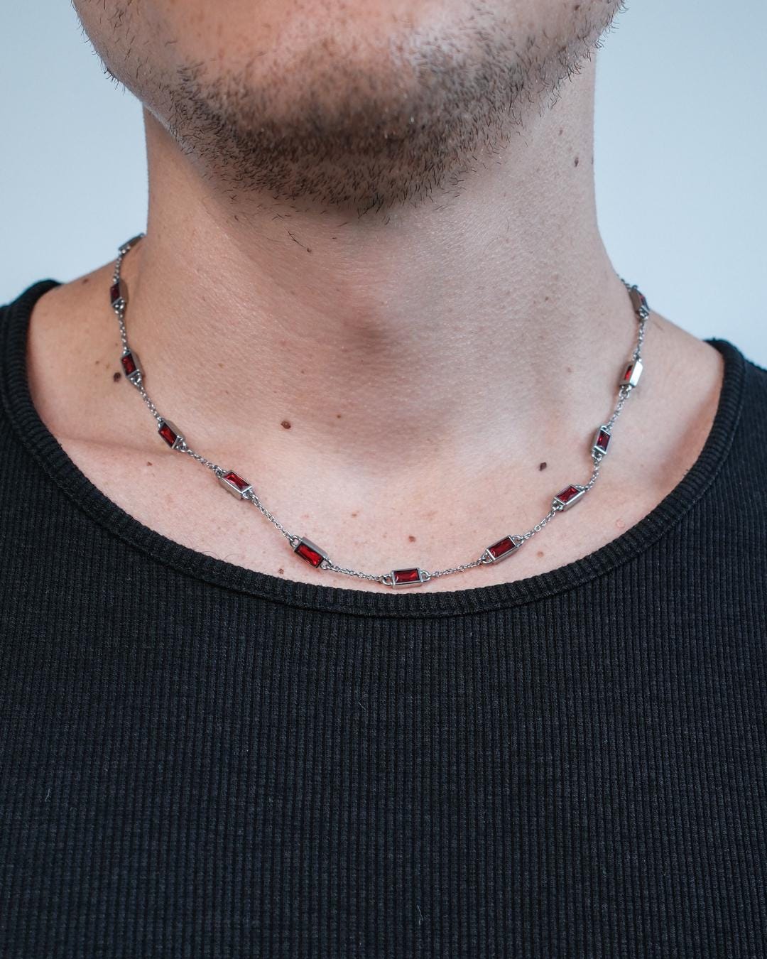 Dünne Gemstone Kette in Rubin Rot Aus Edelstahl Und Zirkonia Steinen Silber - Herren Red Tennis Chain Necklace By Unshinebar Dünne Gemstone Kette in Rubin Rot Aus Edelstahl Und Zirkonia Steinen Silber - Herren Red Tennis Chain Necklace By Unshinebar von unshinebar