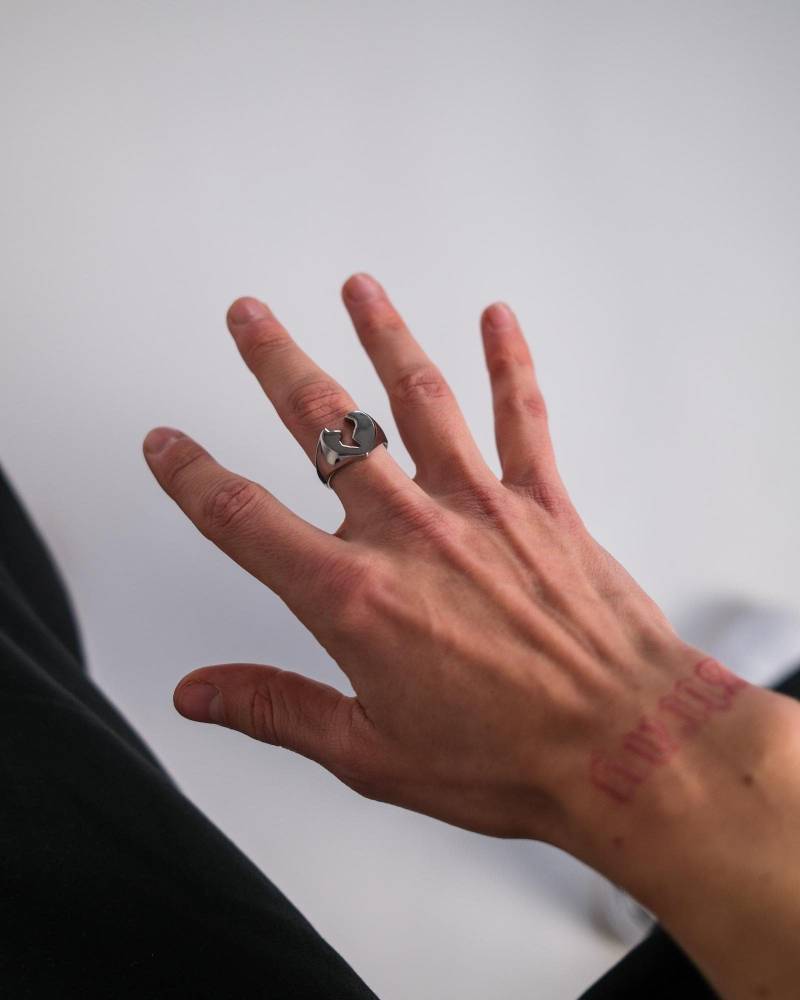 Gebrochenes Herz Siegel Ring Aus 316L Edelstahl Und 18K Gold - Streetwear Broken Heart Signet Silver For Men & Woman By Unshinebar von unshinebar