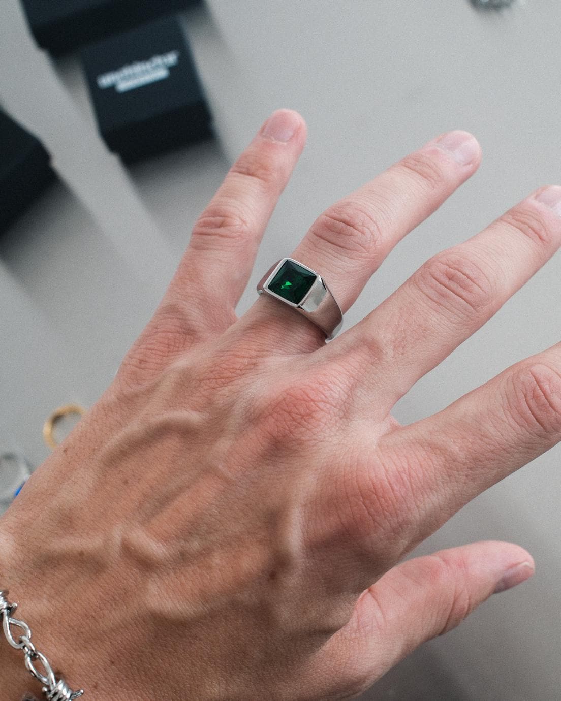 Gemstone Ring Emerald Grün in Silber Aus 316L Steel - Streetwear Green Silver Signet For Men & Woman By Unshinebar Gemstone Ring Emerald Grün in Silber Aus 316L Steel - Streetwear Green Silver Signet For Men & Woman By Unshinebar von unshinebar