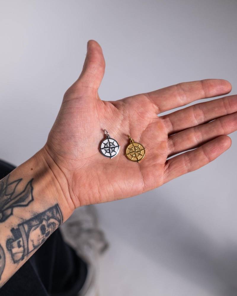 Kompass Anhänger in Silber Und Gold - Dainty Custom Compass Charm Pendant Without Chain For Men & Women By Unshinebar Kompass Anhänger in Silber Und Gold - Dainty Custom Compass Charm Pendant Without Chain For Men & Women By Unshinebar von unshinebar