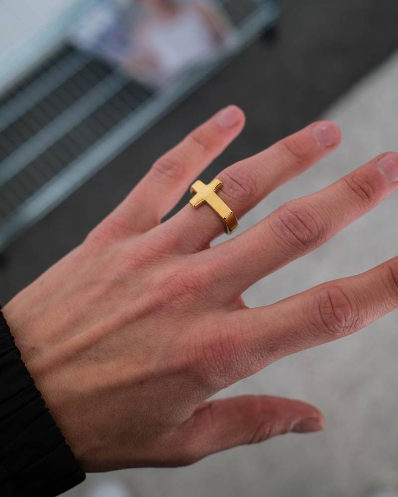 Kreuz Ring in Gold - Dainty Religious Cross For Men 18K Minimalist Faith & Woman By Unshinebar von unshinebar