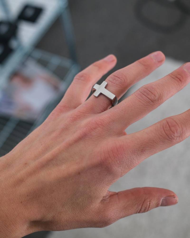 Kreuz Ring in Silber - Dainty Cross For Men Silver Religious Signet & Woman By Unshinebar von unshinebar