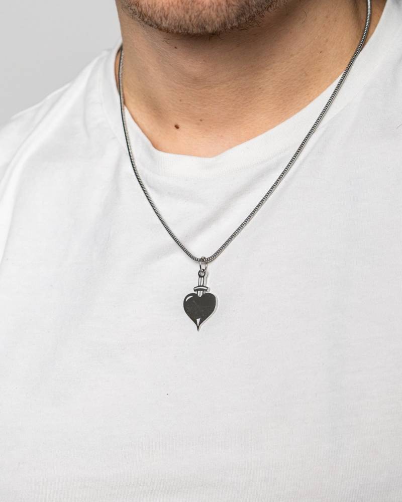 Love Hurts Kette Mit Anhänger Aus Edelstahl Und 18K Gold - Herz Dolch Unisex Necklace For Men & Women By Unshinebar von unshinebar